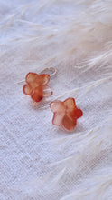 Load image into Gallery viewer, Plumeria Earrings プルメリアピアス
